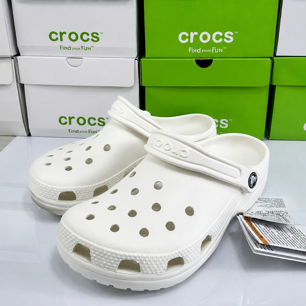 Crocs Classic Clogน้ำหนักเบาที่สวมใส่สบายและระบายอากาศได้ดี เหมาะสำหรับการเดินทางและการใช้งานกลางแ