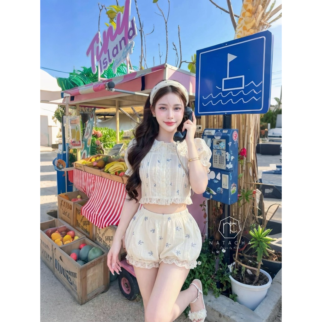 Set 2 ชิ้น เสื้อคอปกบัวแต่งระบายลูกไม้สองชั้น+กางเกงเอวยางยืดปลายขาแต่งระบายลูกไม้จั้มพองๆปักลายดอกไม้เล็กๆกระจายทั่วชุด