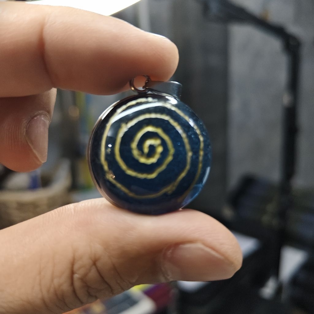 Cosmic Spiral จี้ไหลน้ำพี้จารมือ เกลียวมันตราแห่งจักรวาล 26 มม.