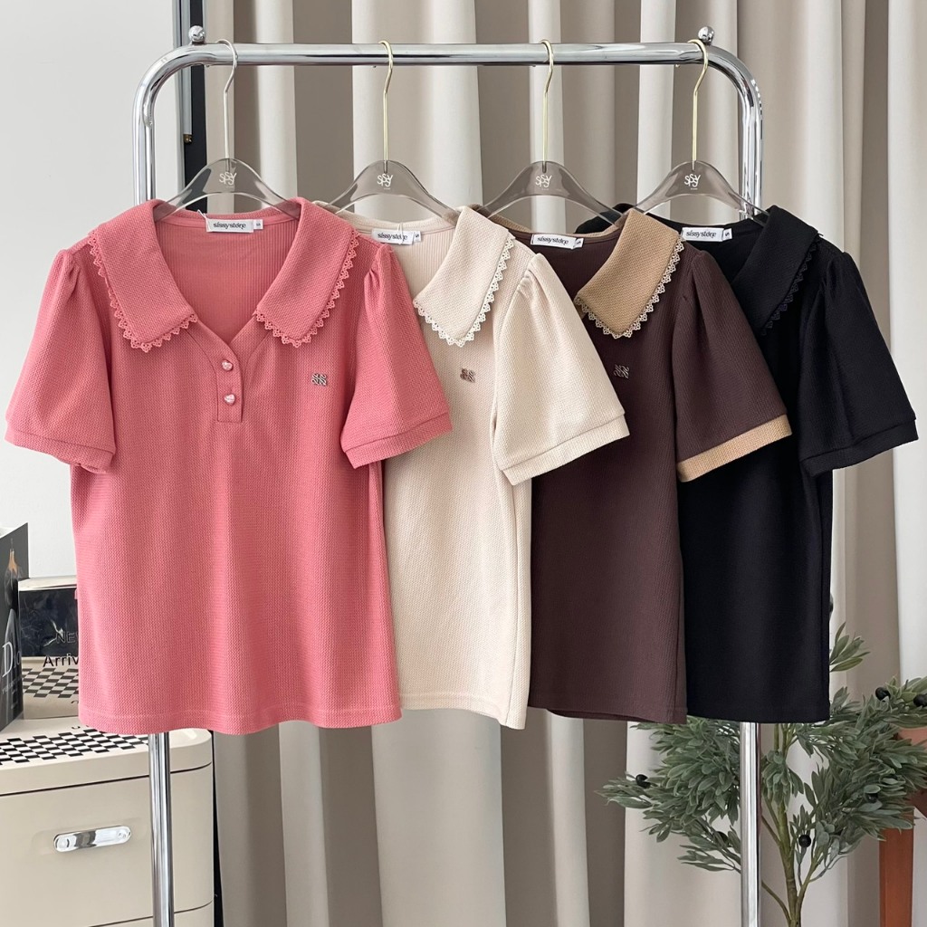 SISSY : เสื้อแขนสั้นคอ Y แต่งขอบลูกไม้ (S-XXL) ผ้าถักเนียนนุ่ม กระดุมหัวใจ ใส่สบาย แมทช์ง่ายได้ทุกลุค