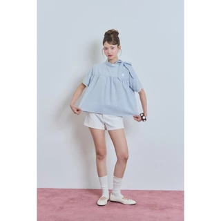 Panchitar Baby Blue Belle – เสื้อสั้นลายสก็อตสีฟ้าพาสเทลสุดน่ารัก ดีเทลคอตั้งกับสายผูกโบว์ด้านข้าง และการแต่งขอบลูกไม้