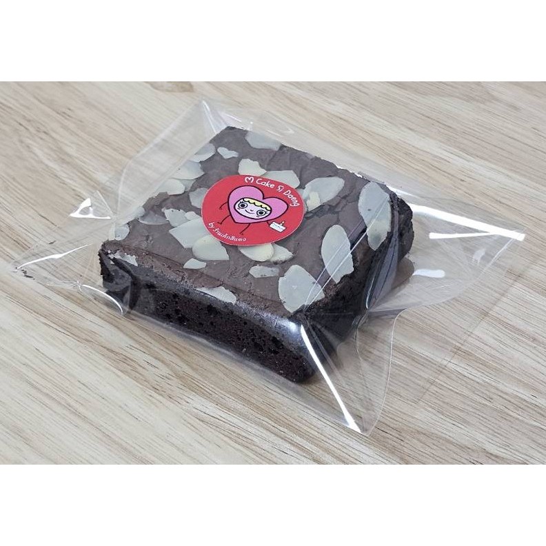 บราวนี่เนื้อหนึบดาร็กช็อกโกแลต เข้มข้นหวานน้อย น้ำหนักประมาณ 55-60 กรัม เอ็มเค้กสีแดง