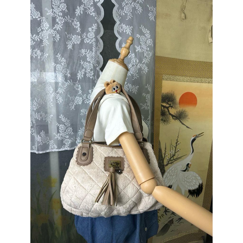 แท้ 💯 กระเป๋ามือสองวินเทจ axes femme ทรงโฮโบสีครีม ตัวกระเป๋าเป็นผ้าขนนิ่ม สายเป็นหนัง ตน.ผ้ามีร่องร
