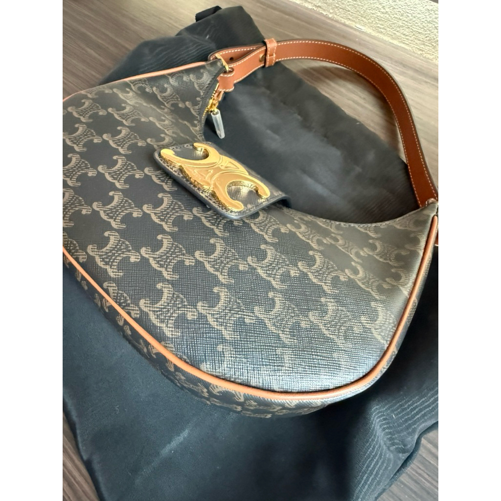 Like New 💯 Celine Ava Triomphe Bag y.23