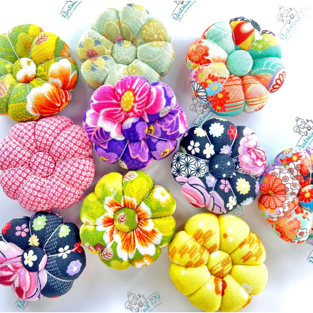 หมอนปักเข็ม ลายดอกไม้ (คละสี)