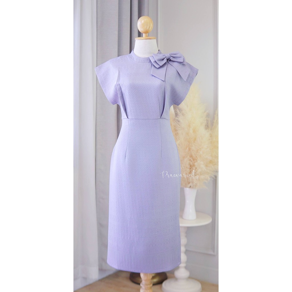 PRAEWARIN (แพร-วรินทร์) Lavender Dress เดรสผ้าทอขิดยกดอกสีม่วงดอกรัก ทรงสอบเอวสูง โบว์ถอดได้