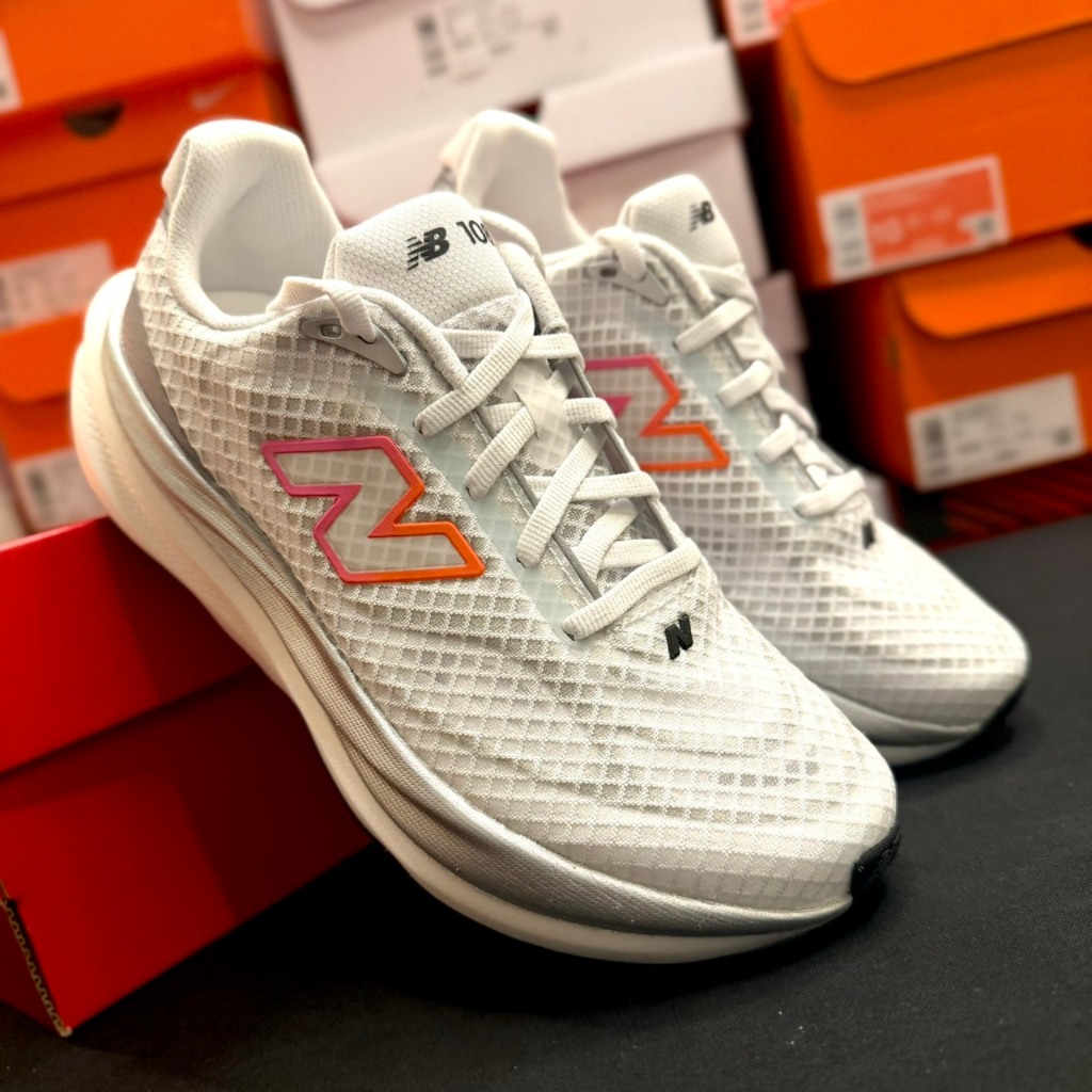 รองเท้าวิ่งผู้หญิง NB 1080 V15 สี WHITEPINK/HEATTANGERINE