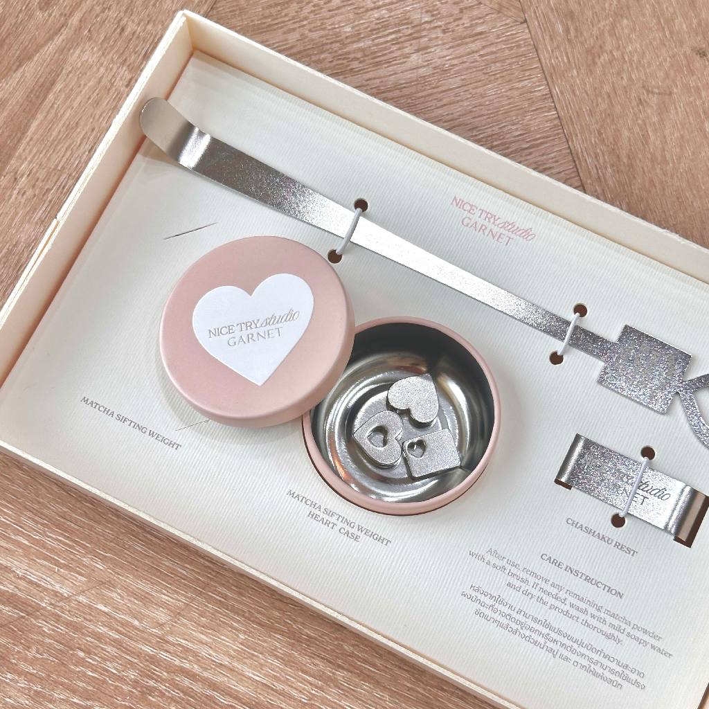 nice try studio x garnet — Peace & Love Matcha Sifting Weight & Spoon Box Set เซตลูกร่อนมัทฉะพร้อมช้อนตักมัทฉะ