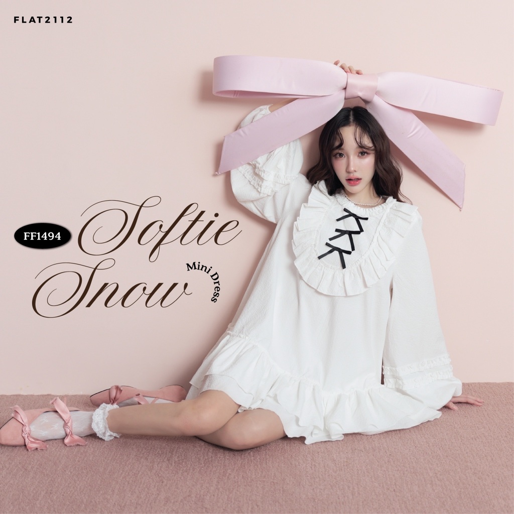 FLAT2112 : SOFTIE SNOW MINI DRESS เดรสผู้หญิงโทนขาว ดีไซน์ระบายอกขนาดใหญ่เพิ่มความหวาน พร้อมดีเทลโบว์สีดำ (FF1494)