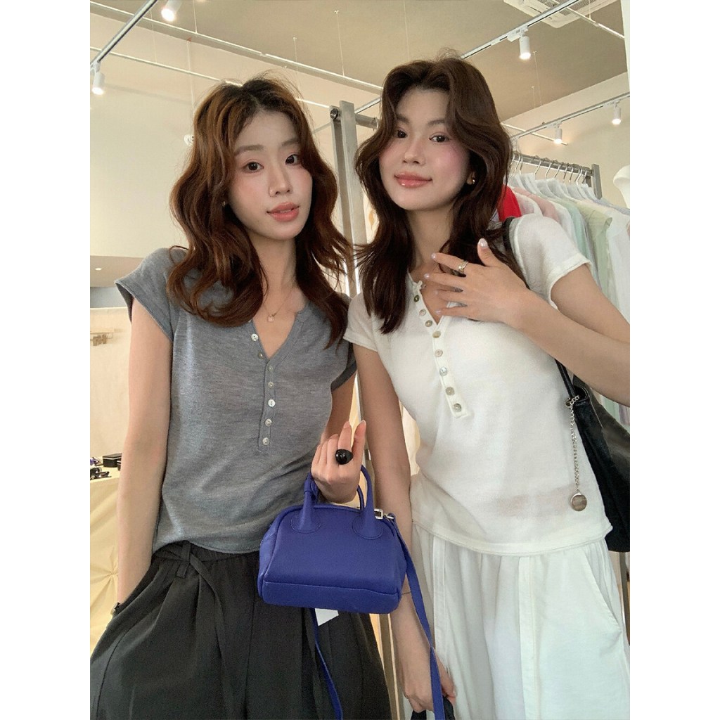 GAKKI รุ่น 31137# เสื้อยืดไหมพรมคอวีกระดุมหน้า แขนบินน่ารัก สไตล์เกาหลี เสื้อไหมพรมร่องเนื้อนุ่ม แมทช์ง่ายใส่สบายไม่ร้อน