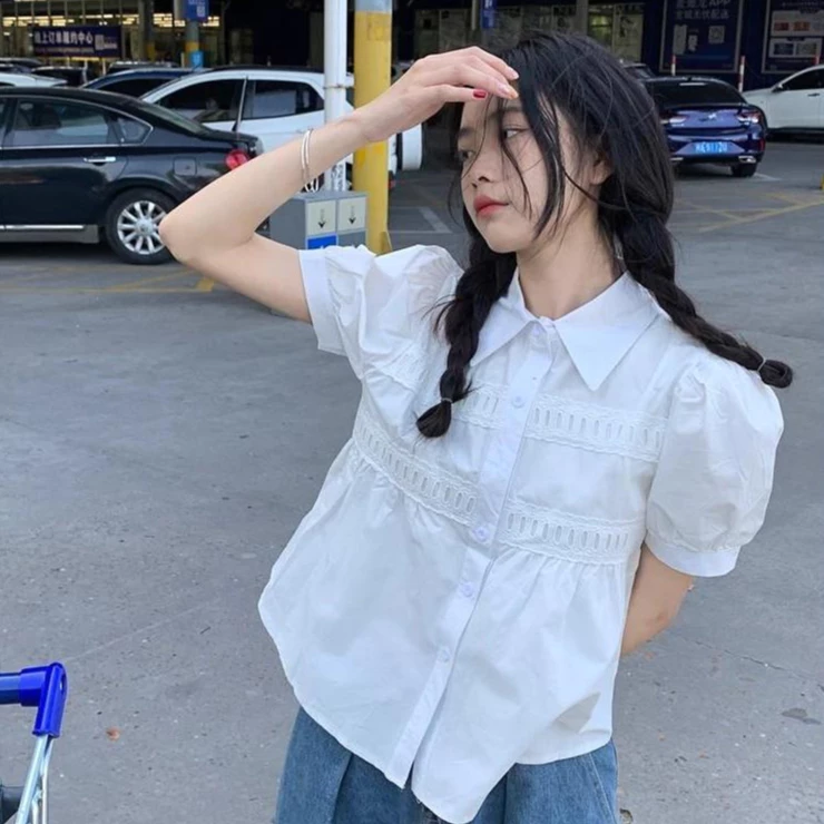 Red Berryเสื้อเชิ้ตแขนพองสีขาวสำหรับผู้หญิงในช่วงฤดูร้อน ทรงโปโลหวานสไตล์ฝรั่งเศส เสื้อเชิ้ตแขนสั้นทรงเบบี้ดอลล์ 99222
