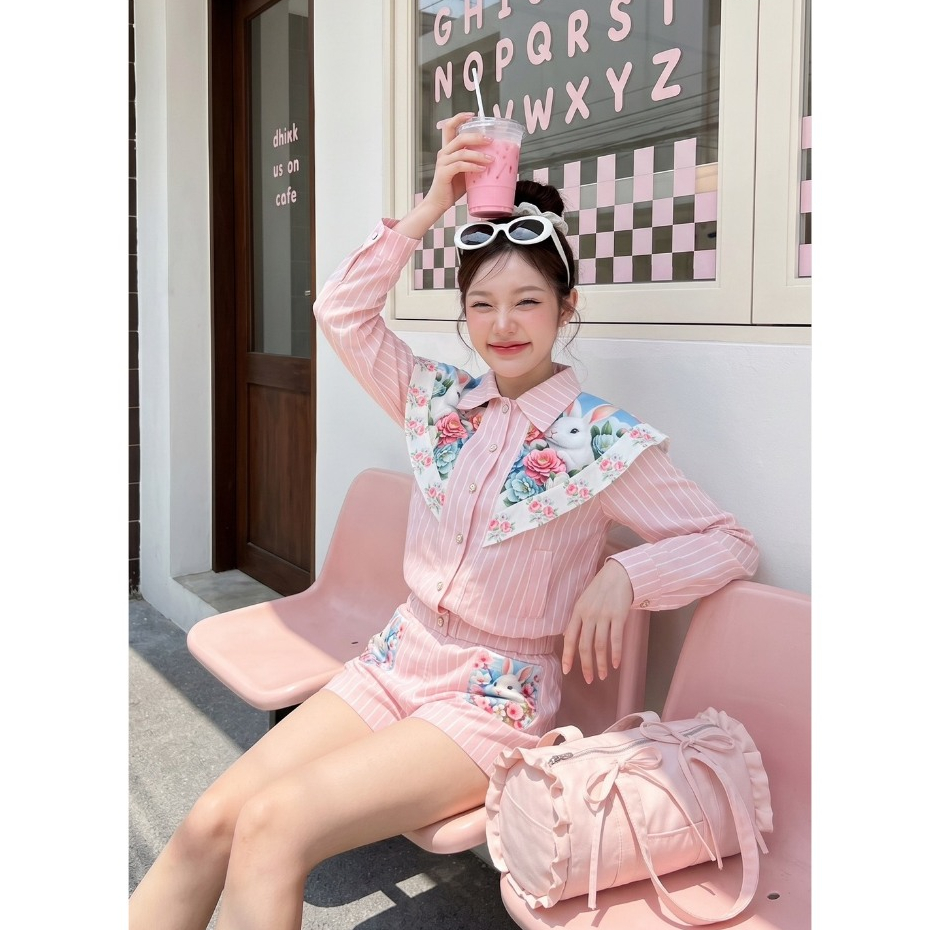 (มี3XL) Rabbit Spring Set เซ็ต 2 ชิ้นผ้ายีนส์ลายริ้ว เสื้อเชิ้ตปกสองชั้นกระดุมหน้าเอวสม็อค + กางเกงขาสั้นมีกระเป๋าหน้า
