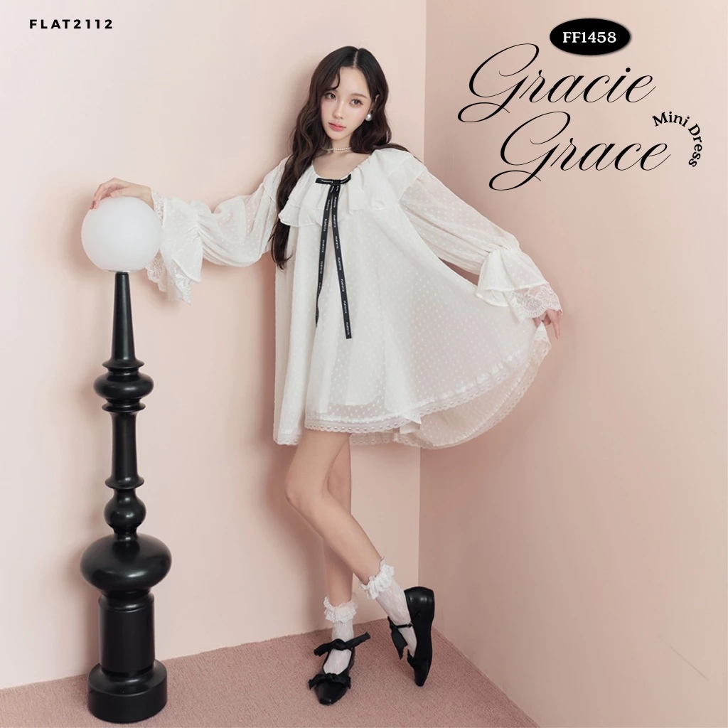 FLAT2112 : GRACIE GRACE MINI DRESS เดรสผู้หญิงโทนขาวสะอาดตา ระบายเลเยอร์ช่วงคอ เพิ่มลูกเล่นด้วยโบว์ริบบิ้นสีดำ (FF1458)