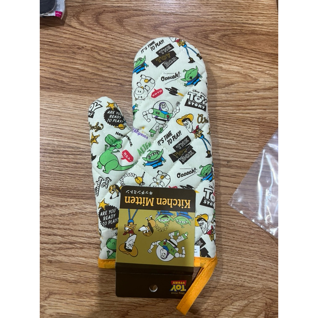 💚🥹🤏🏼ถุงมือจับของร้อนลาย Toy Story โคตรจาน่ารักเบยพร้อมส่งค้าบบ🥹💚