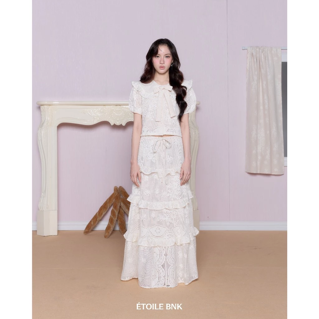 BNKBRAND STELLA TOP เสื้อครอปผ้าลูกไม้แต่งดีเทลปกระบาย มาพร้อมซับในและโบว์ผูก (PREORDER บางไซส์)