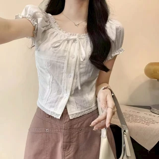 สินค้าพร้อมส่ง บลูซลูกไม้ตัดแต่งน่ารักสำหรับผู้หญิง เสื้อแขนสั้นพัฟแขนฤดูร้อน เสื้อหวาน หรูหรา ใช้ได้หลากหลาย LG315