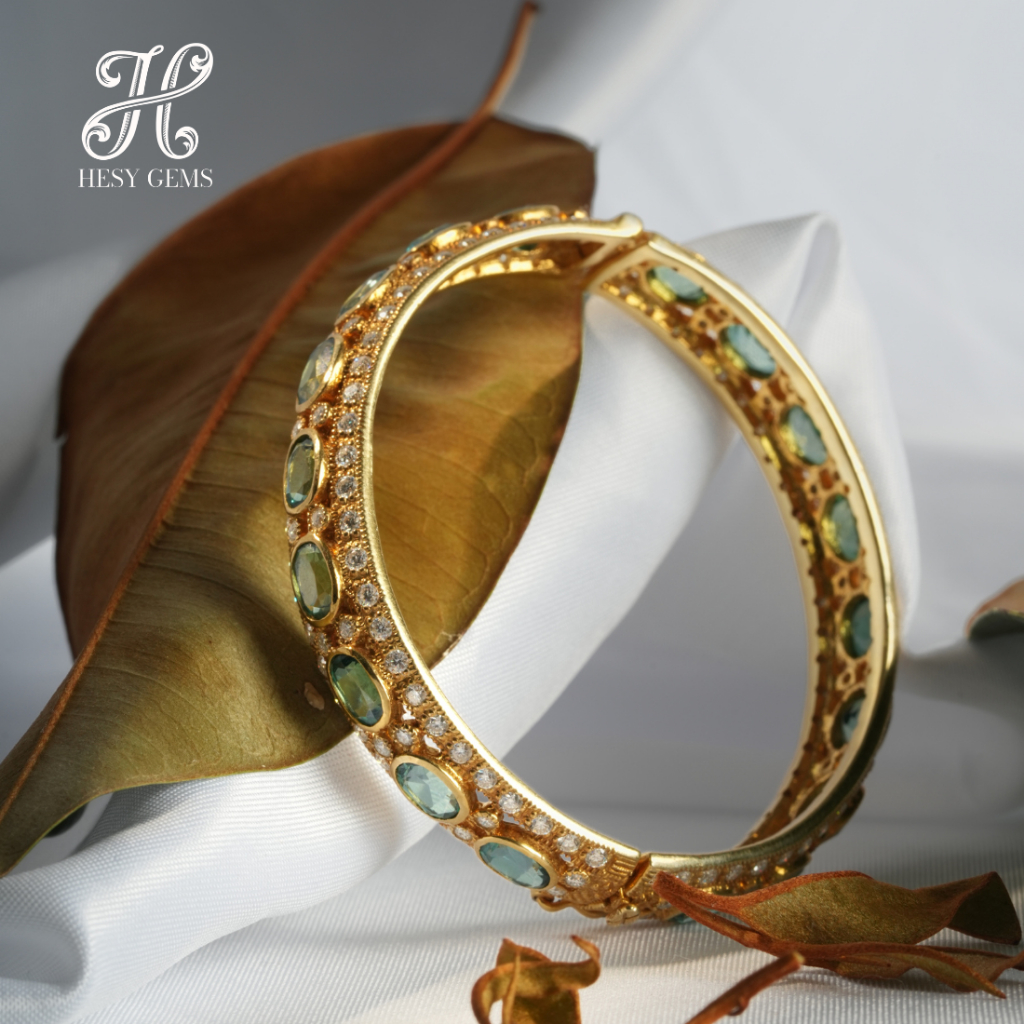 กำไล Green Topaz OV 17.74ct ล้อม Moissanite ชุบYG Oval Green Topaz 17.74 ct Bangle Surrounded by Moi
