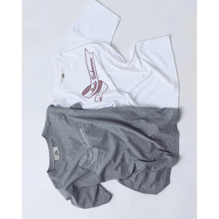 STUDIO UNKNOWN - SS26 Strip Regular T-shirt เสื้อยืดคอกลมปักลายริบบิ้น