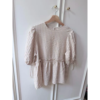 TheBlancPale : Ivy Top เสื้อแสนสบาย รุ่นนี้หยิบจับใส่ได้บ่อย เพราะน้องแมทช์ยังไงก็สวย