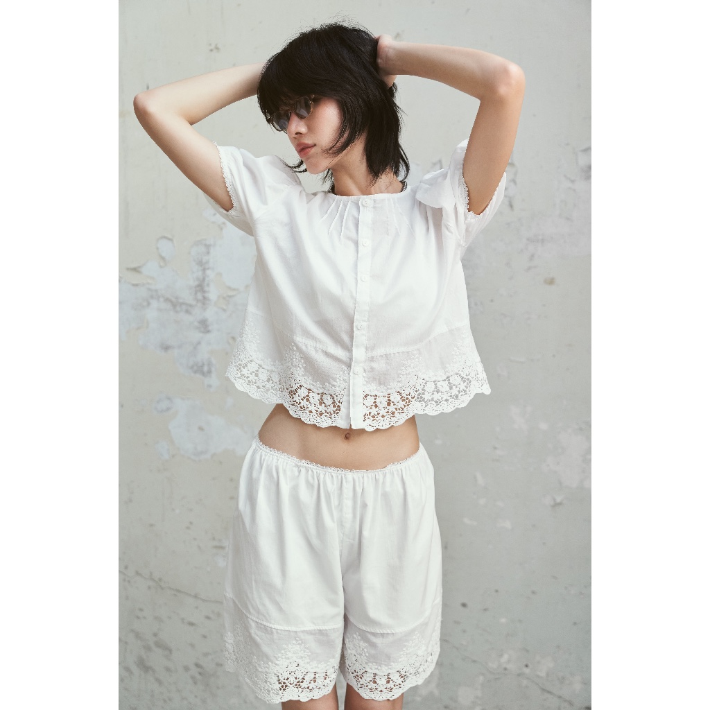 Allur Quarter Sunday Whisper blouse เสื้อคอกลมลูกไม้