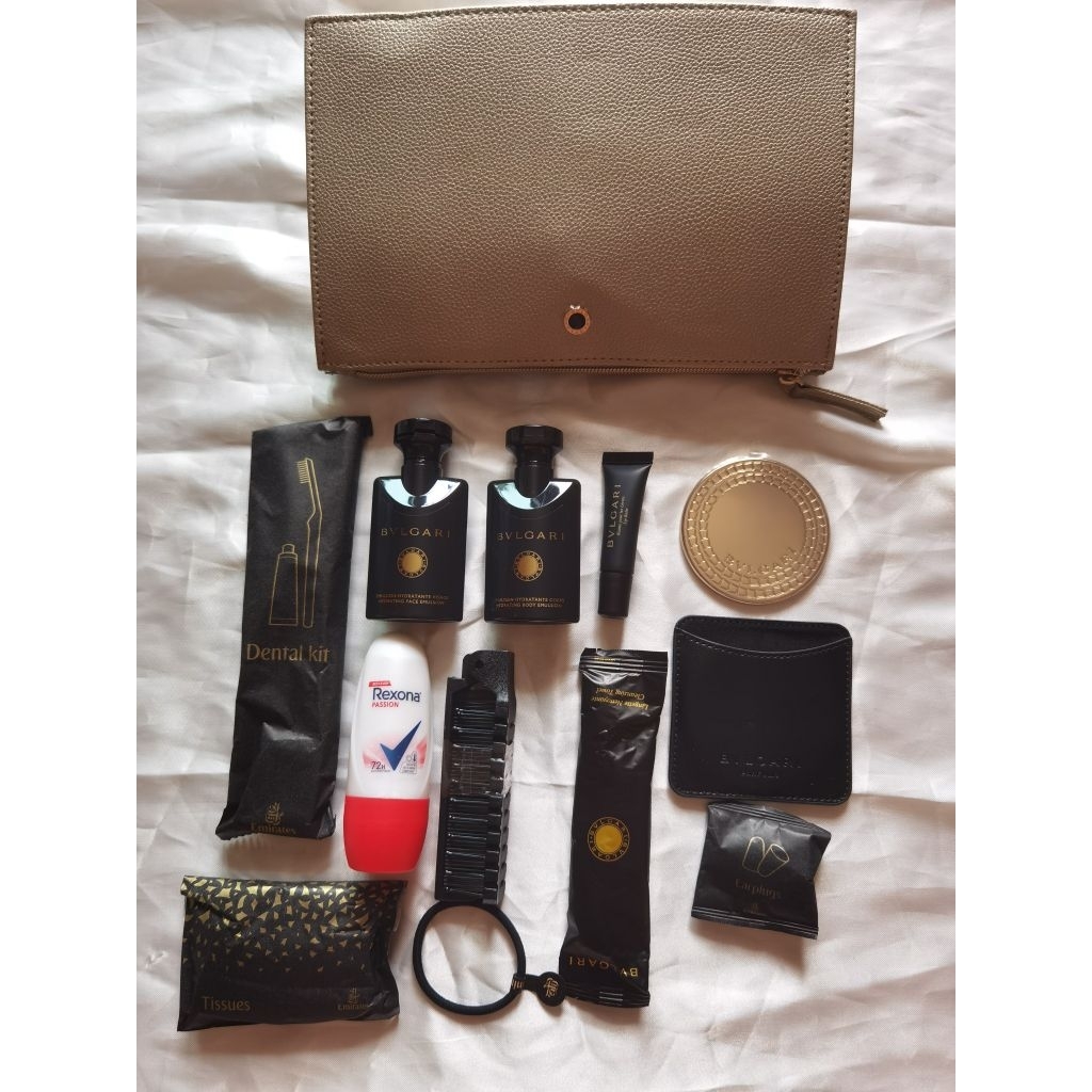 กระเป๋า​ amenity kit emirates first class ของผู้หญิง​จากแบรนด์​ bvlgari ครบเซ็ต​พร้อมน้ำหอม