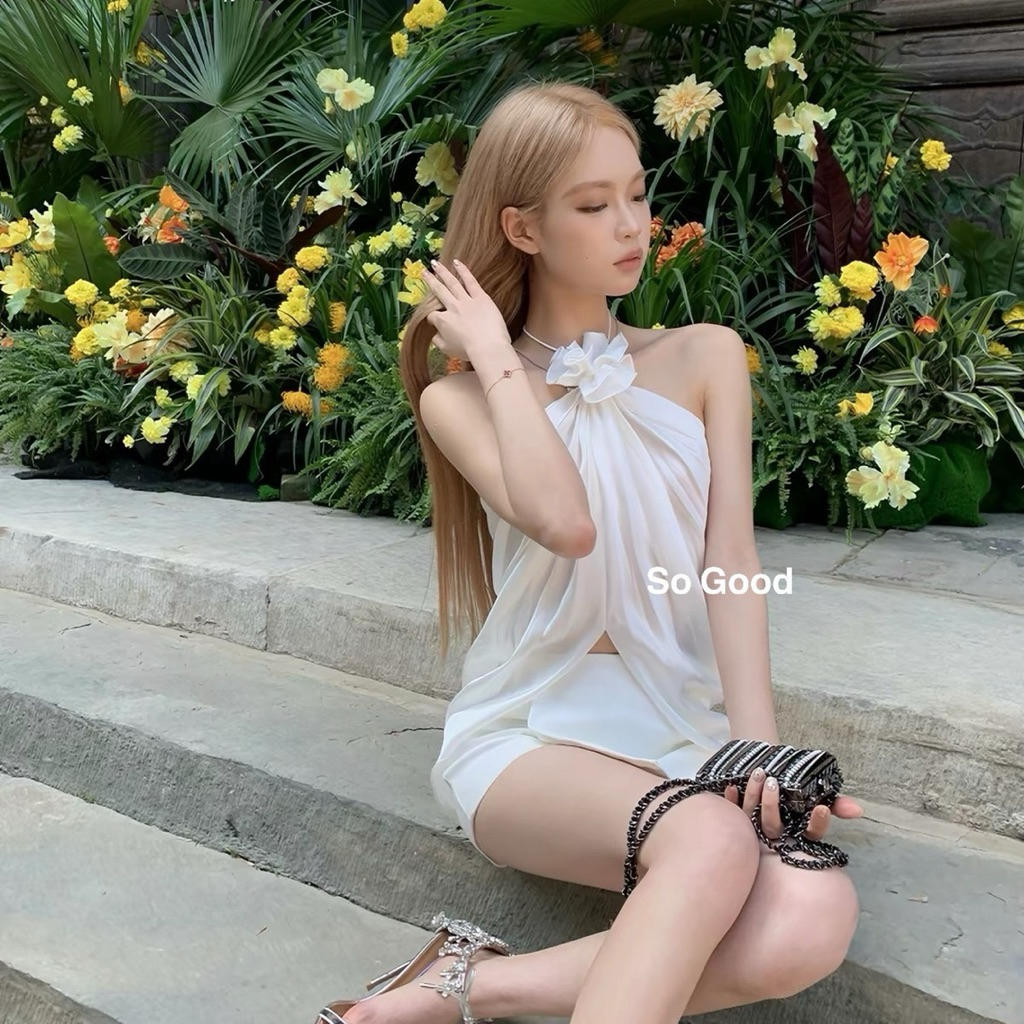 FK : งานนำเข้า เสื้อผูกคอ ดอกไม้ 3D เว้าไหล่ ซาติน เว้าหน้า ซิปหลัง เก็บทรง แมทกับ ผ้าใบ กระโปรง กาง