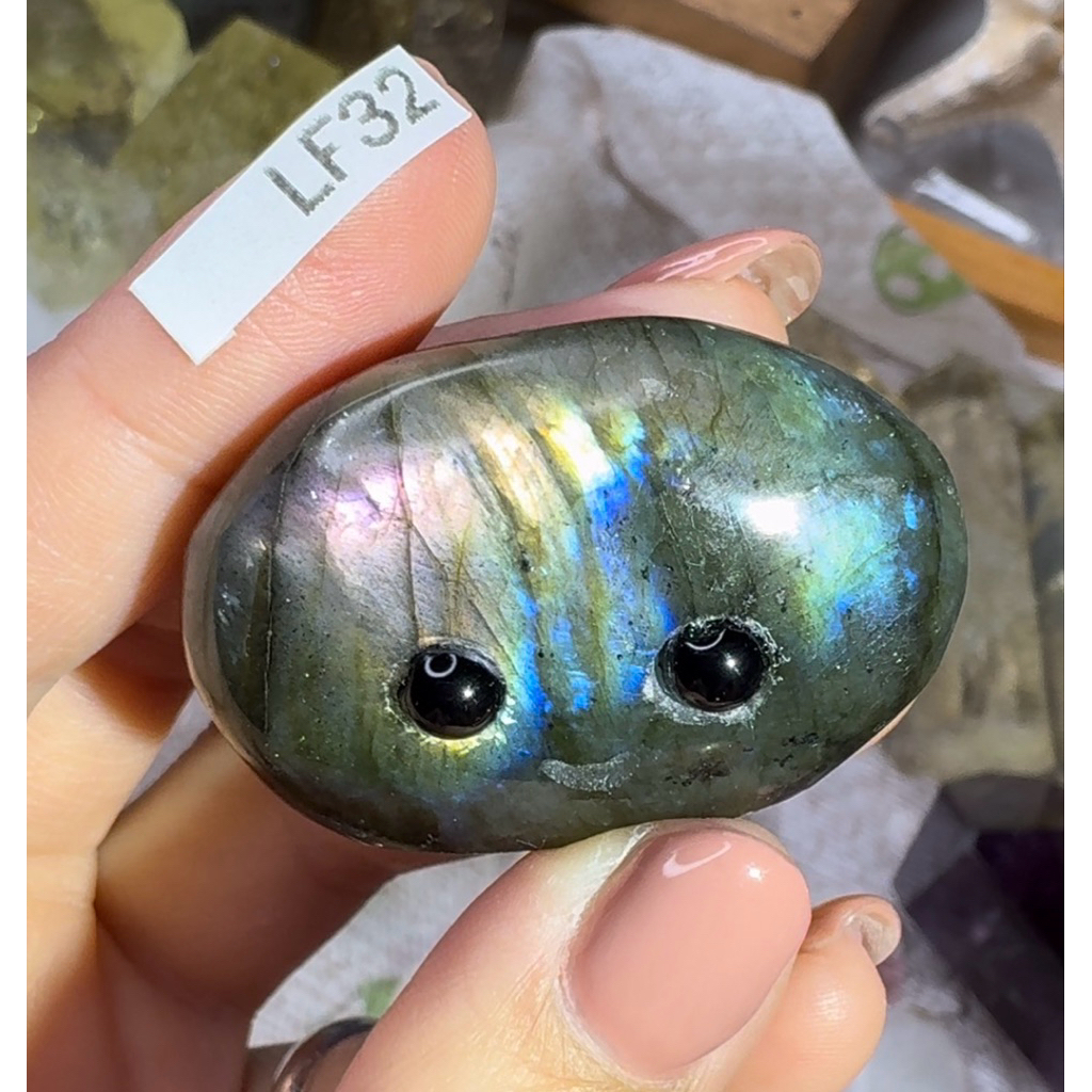 ลาบราดอไรต์ (Labradorite) "หินพ่อมด"หินแห่งการปกป้องคุ้มภัยเสริมพลังจิตใจสร้างความสมดุล (ได้ชิ้นในโพส)(แกะสลักตั้งได้)