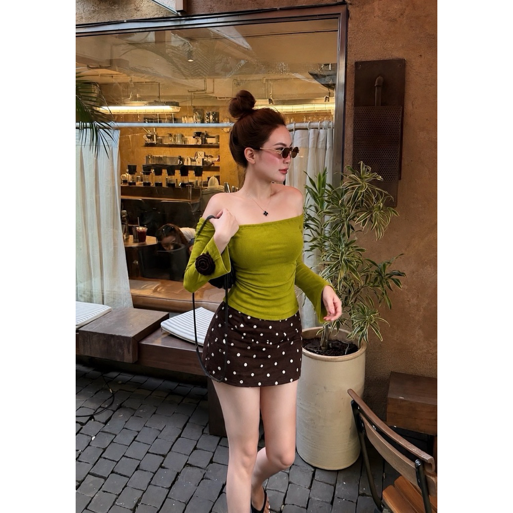 เซ็ต 2ชิ้น เสื้อปาดไหล่แขนยาวแต่งกุหลาบ + กระโปรงสั้นลายจุดเข้าเซ็ต