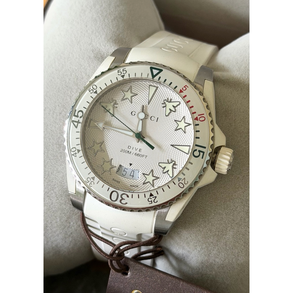 GUCCI Dive 40 mm White Dial Rubber Strap Men’s Swiss Quartz Watch YA136337