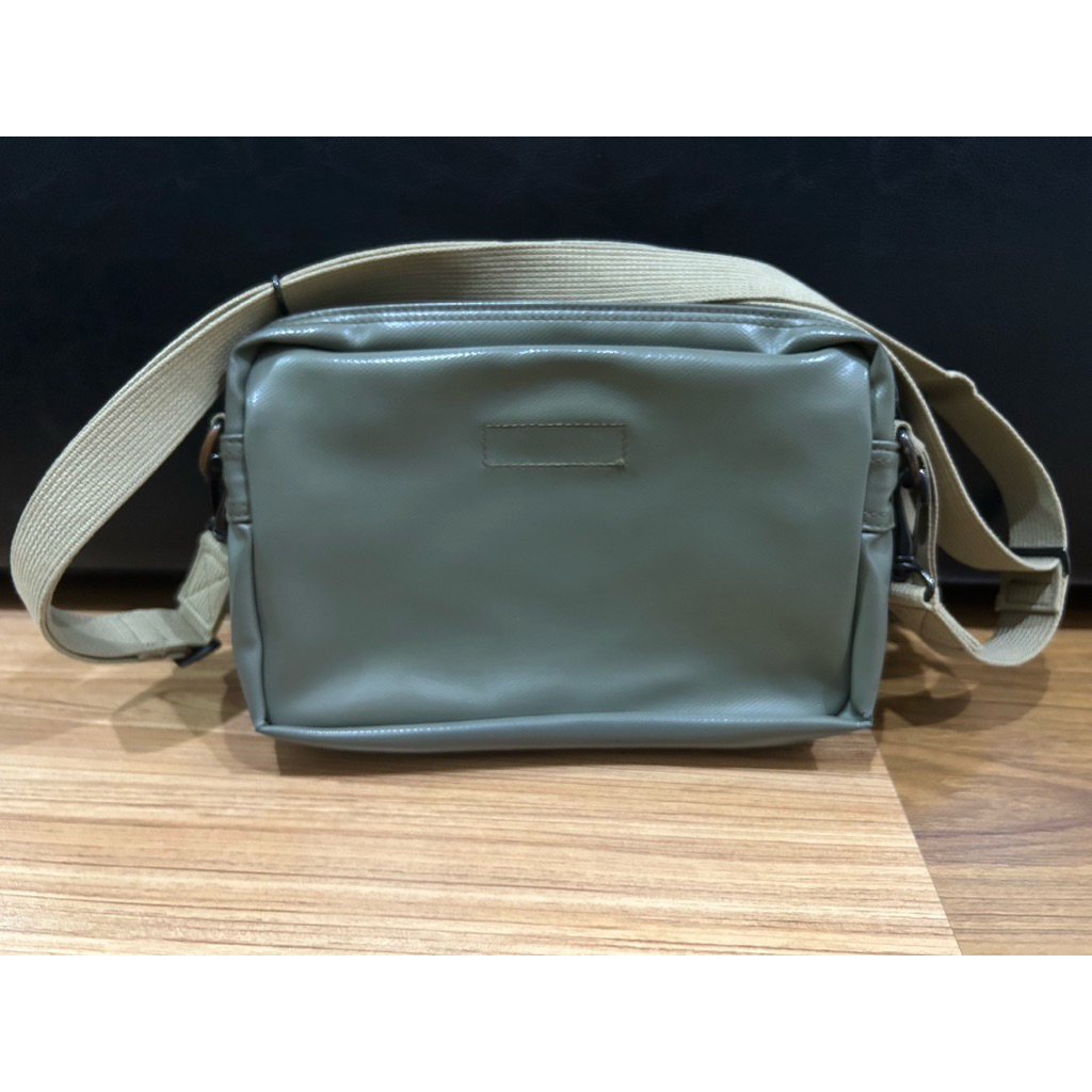 Yoshida Porter : กระเป๋า LUGGAGE LABEL สีเขียวขี้ม้า