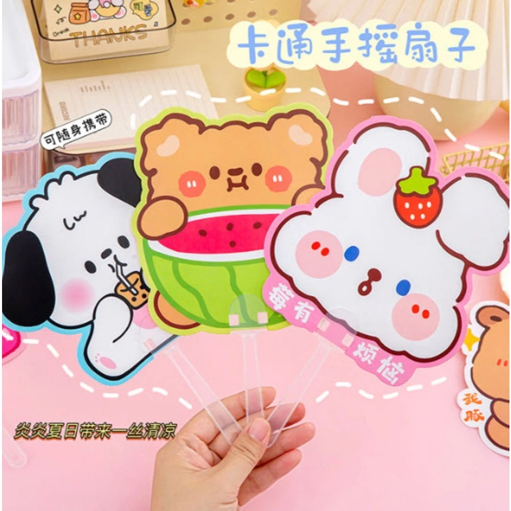 S0286 พัดมือถือ ลายการ์ตูนน่ารัก พัดพลาสติก 15.4ซม. สุ่มลาย พัดพกพา ด้ามจับใส ของแจก ของขวัญปัจฉิม