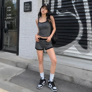 OOTD-ใหม่ พร้อมส่ง เสื้อผ้าผู้หญิง ชุดเซต 2 ชิ้น สายเดี่ยว+กางเกงขาสั้น นุ่มสบาย แฟชั่น เซ็กซี่ สไตล์ลายทางสีดำ