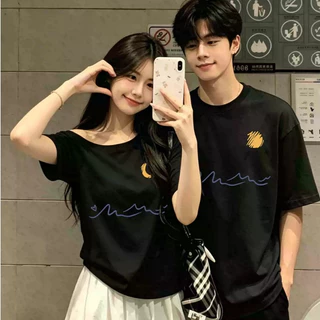COD-เสื้อคู่รักฤดูร้อน 2026 ดีไซน์มินิมอล เสื้อยืดสีครีมลายพระจันทร์พระอาทิตย์ ผู้หญิงไหล่ลาดสายเดี่ยว ผ้านุ่มระบายอากาศ