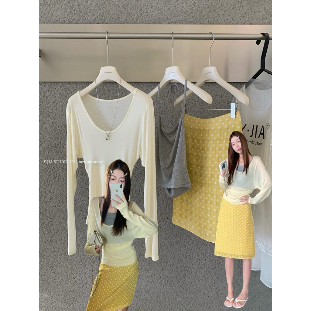 Y.JIA : set 3 pcs. เสื้อสายเดี่ยวโทนสีเทา + เสื้อคอยูแขนยาวโทนสีครีม เนื้อผ้ายืดหยุ่นได้ดี มาพร้อมกระโปรงลายจุด