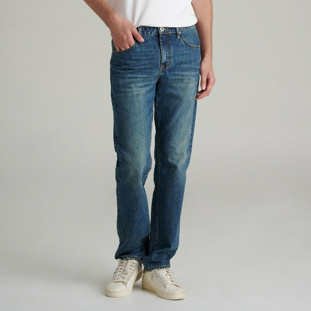 Mc JEANS กางเกงยีนส์ผู้ชาย ทรงกระบอกขาตรง (Straight) เอวกลาง สียีนส์ฟอกกลาง MMIZ240 ผ้า 13.oz ป้ายหนังสีน้ำตาล