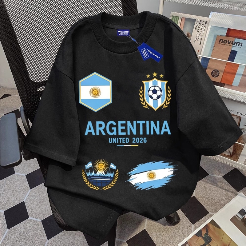 เสื้อยืดแขนสั้นสีดำ ARGENTINA 2026 ลายธงชาติอาร์เจนติน่า โลโก้ฟุตบอล สไตล์กีฬา ใส่เชียร์นัดสำคัญ 6.23