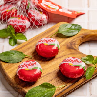 Babybel เป็นชีสก้อนขนาดเล็กจากฝรั่งเศส ห่อด้วย แว็กซ์สีแดง