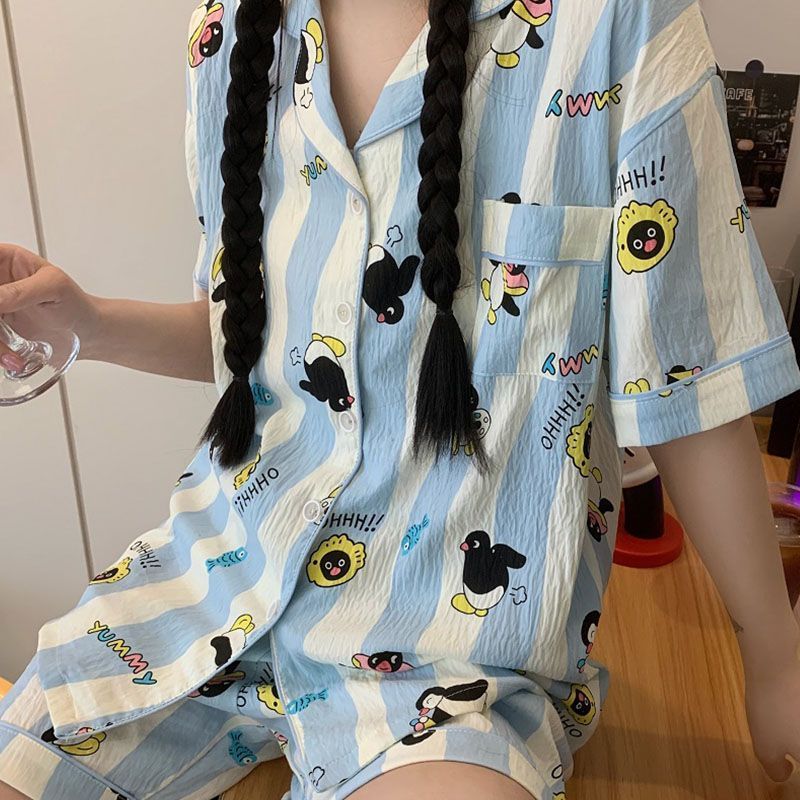 ชุดนอนสองชิ้นลายเพนกวินลายเส้นฟ้าขาว ผ้านุ่มระบายอากาศดี ใส่สบายไม่ร้อน สไตล์การ์ตูนน่ารัก มีขนาด M ถึง 2XL พร้อมส่งใ