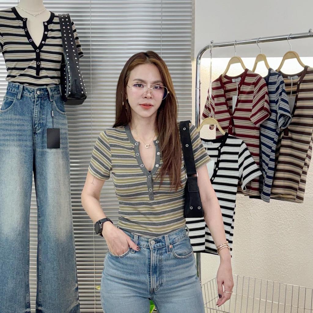 214-215 รุ่น Mello Snap (เมล-โล่ สแนป)  เสื้อยืดลายทางทรงเข้ารูป ดีไซน์คอกลมผ่าหน้าติดกระดุมแป๊ก