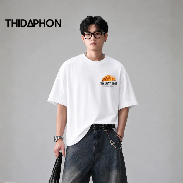 THIDAPHON เสื้อยืดแขนสั้น คอกลม เสื้อยืดผู้ชาย สีขาว สีดำ แฟชั่น พิมพ์ลาย Oversize ผ้านุ่ม ทรงหลวม ใส่สบาย ระบายอากาศ