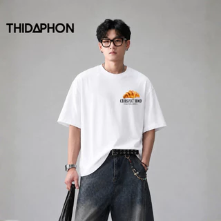 THIDAPHON เสื้อยืดแขนสั้น คอกลม เสื้อยืดผู้ชาย สีขาว สีดำ แฟชั่น พิมพ์ลาย Oversize ผ้านุ่ม ทรงหลวม ใส่สบาย ระบายอากาศ