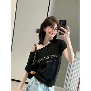 เสื้อไหล่ตกสีดำ ลายตัวอักษรเกาหลี โพลีเอสเตอร์โอเวอร์ไซส์ ใส่สบาย เปิดไหล่เซ็กซี่ แฟชั่น มินิมอล แมทช์ง่าย M-XXL