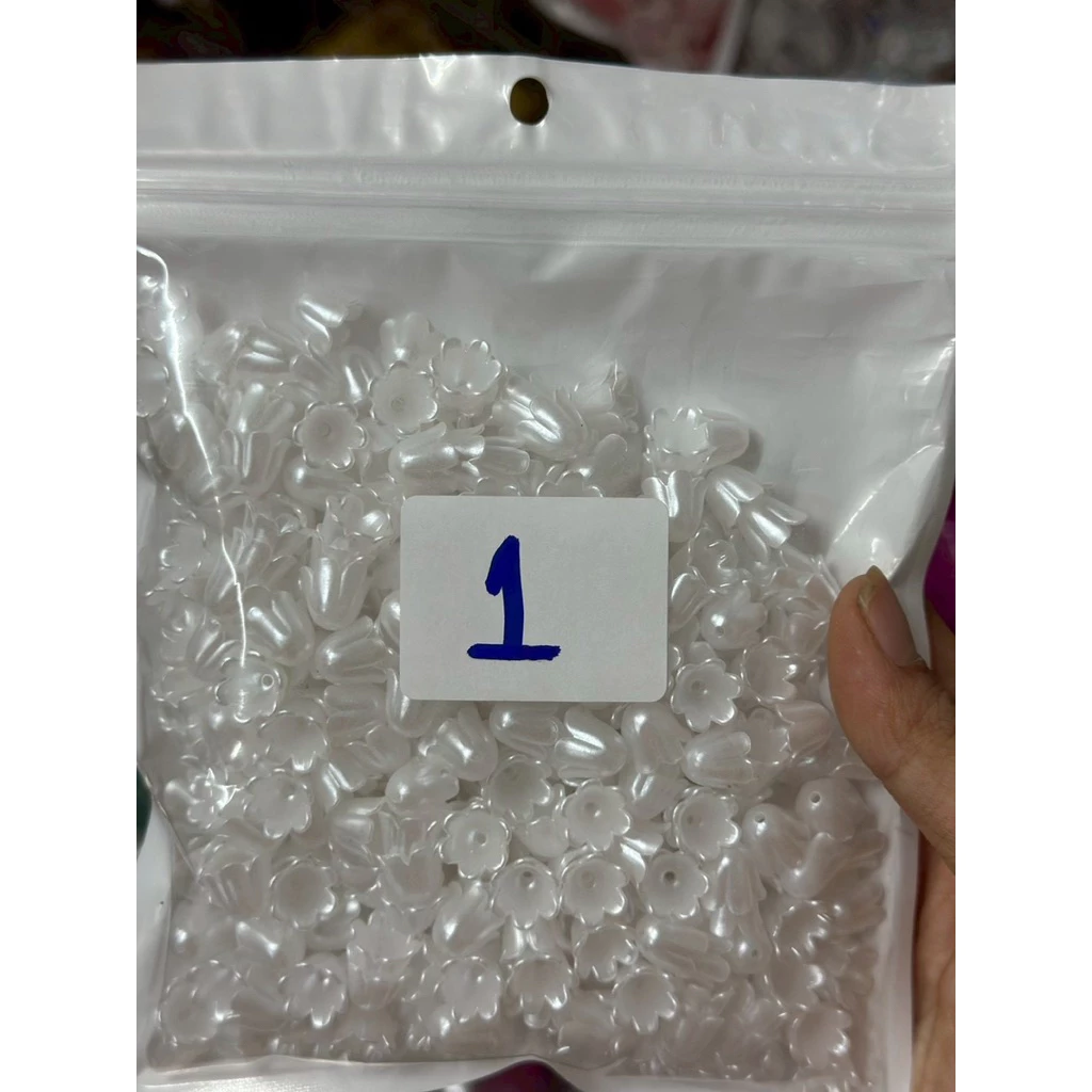 ลูกปัดดอกบัวดินเคลือบมุก ถุง 100 กรัม