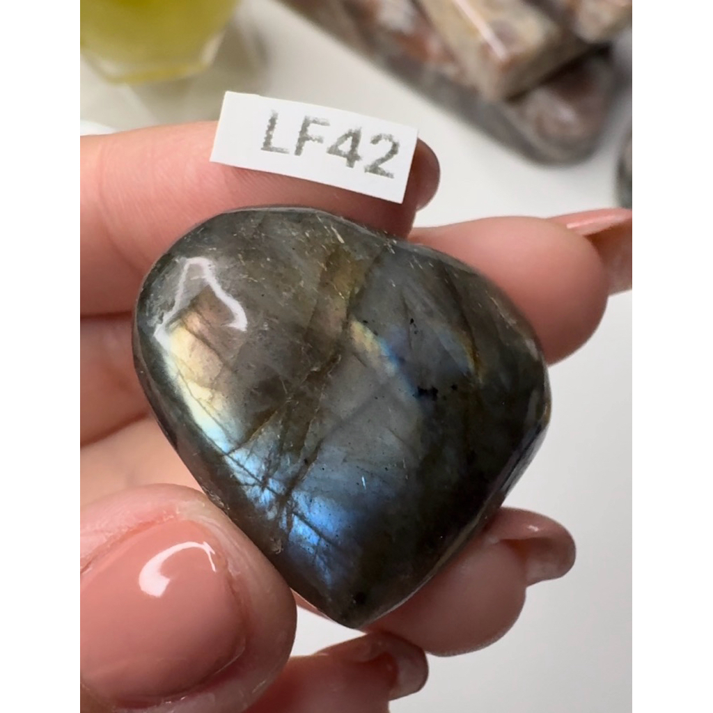 ลาบราดอไรต์ (Labradorite) "หินพ่อมด"หินแห่งการปกป้องคุ้มภัยเสริมพลังจิตใจสร้างความสมดุล (ได้ชิ้นในโพส)