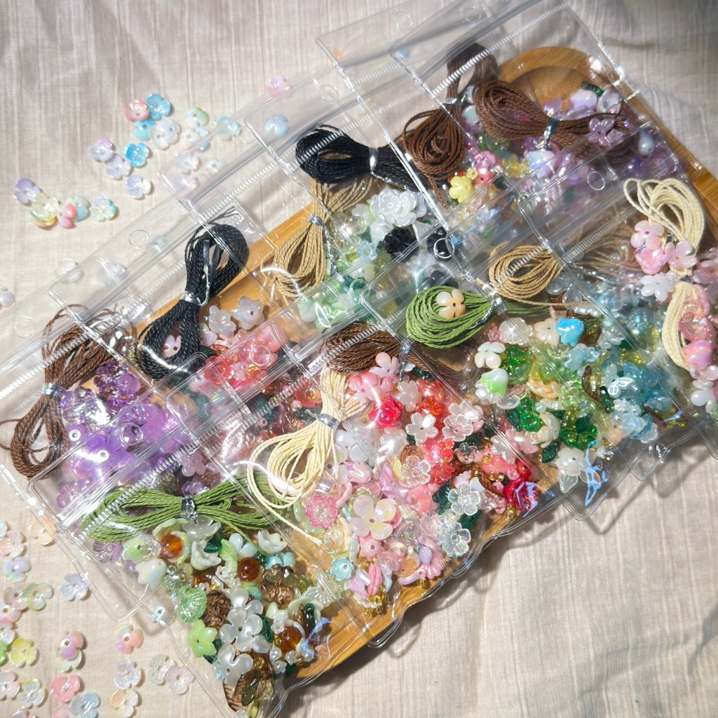 ชุดพร้อมร้อย ลูกปัดดอกไม้ เชือกใต้หวัน สำหรับทำข้อมือ DIY