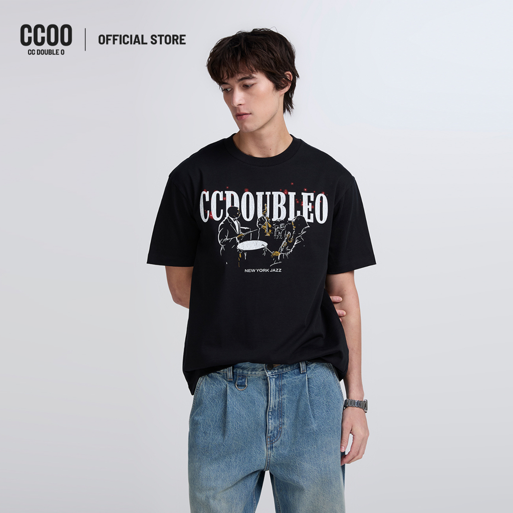 CC DOUBLE O CC DOUBLE O JAZZ GRAPHIC TEE ผู้ชาย เสื้อยืดกราฟิกลายคนเล่นดนตรี Jazz รุ่น O26WGMA016 (AW26 #P3)