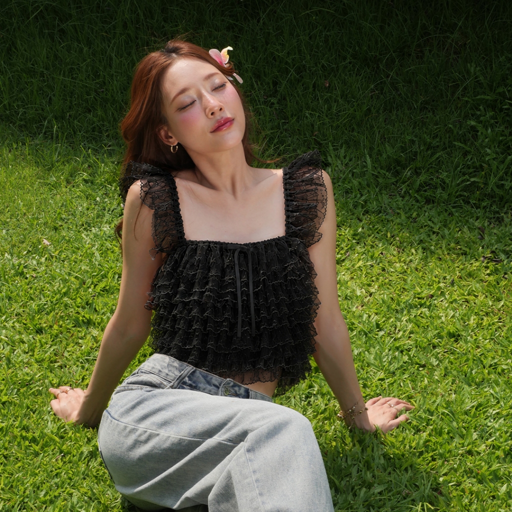 LUCA STUDIO_Black Alice Crop Top Extended (เพิ่มความยาว) - เสื้อผ้าระบายลูกไม้ สีดำ ระบายซ้อนชั้น