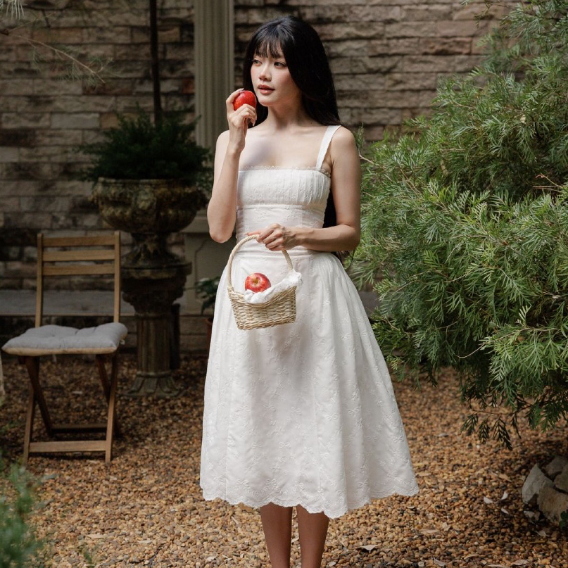 Mia Dress เดรสสีขาว ลายโบว์ปักฉลุ โดย Athijit Closet
