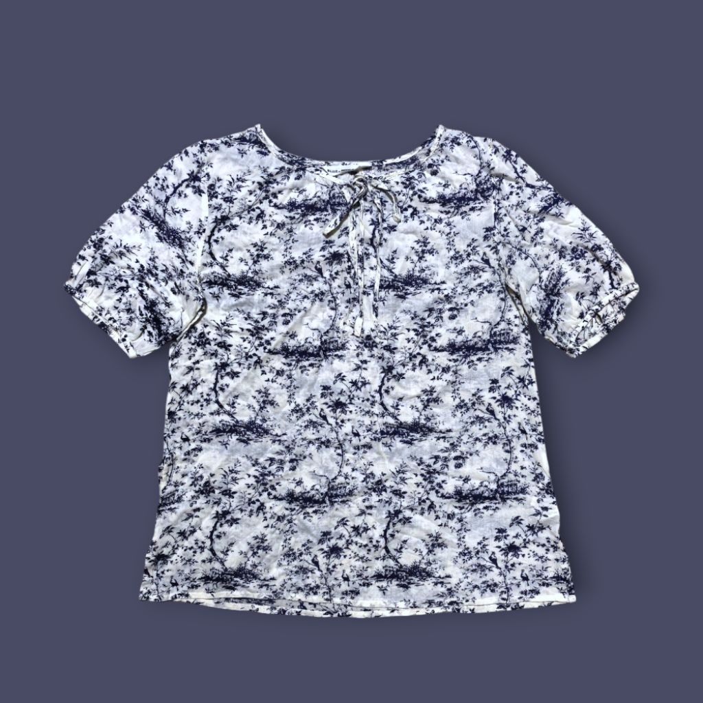 B.L.U.E เสื้อลำลอง ไซส์ 2 คอกลม สีขาวoff white ลายดอก คอโบว์ มือสอง