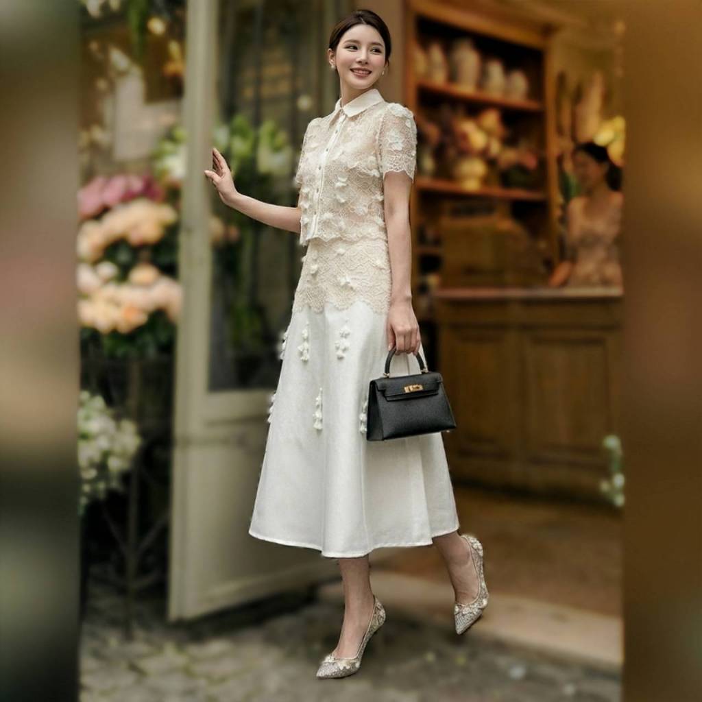 ​ชุดเซ็ต 2 ชิ้น เสื้อคอปกผ้าลูกไม้ + กระโปรงยาว แต่งดีเทลดอกไม้ 3D ลุคคุณหนู สไตล์เกาหลี ใส่ออกงานได้  OR2602